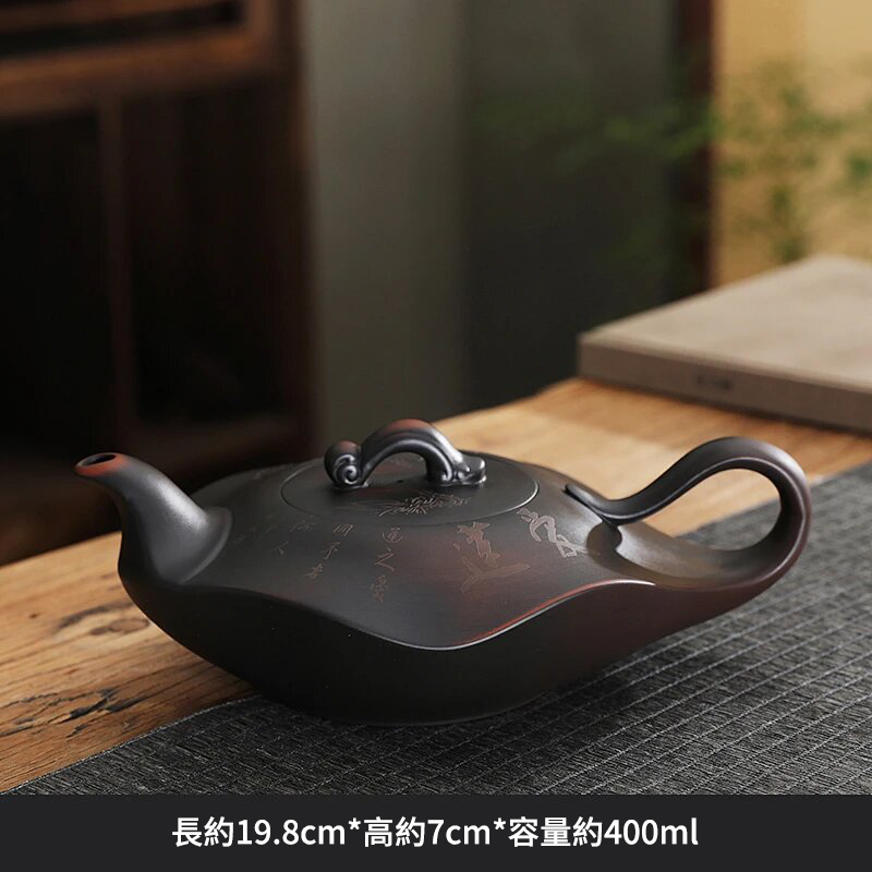正宗原礦紫陶浮雕富甲天下荷韻 • 荷花壺┃350cc大容量紫砂鳳鳴壺 純手工大師范明偉匠心之作,泡茶更醇香! 正宗原礦紫陶浮雕富甲天下荷韻 • 荷花壺┃350cc大容量紫砂鳳鳴壺 純手工大師范明偉匠心之作,泡茶更醇香!